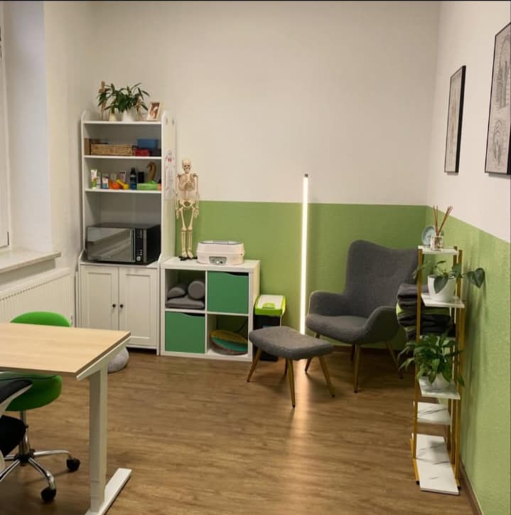 Therapieplatz mit hellen Holzmöbeln