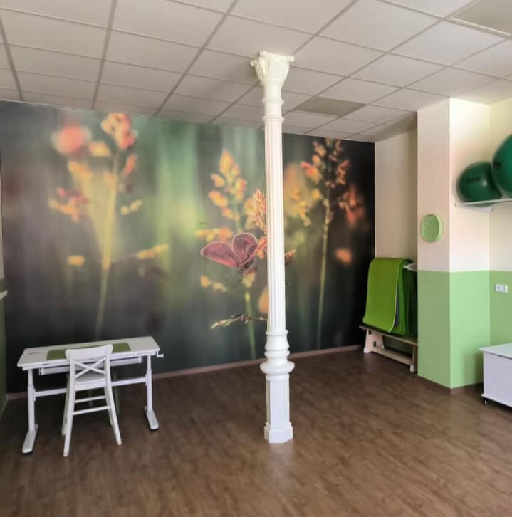 Therapieplatz mit hellen Holzmöbeln