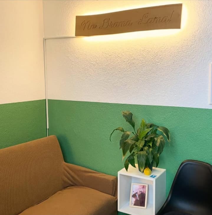 Therapieplatz mit hellen Holzmöbeln